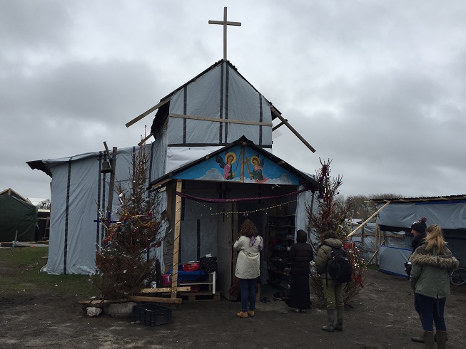 bdef St Michaels Church Calais Jungle entrance auteur Liam stoopdice Creative Commons 